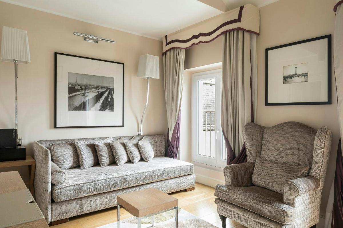 Coin salon dans l'établissement Castille Paris – Starhotels Collezione