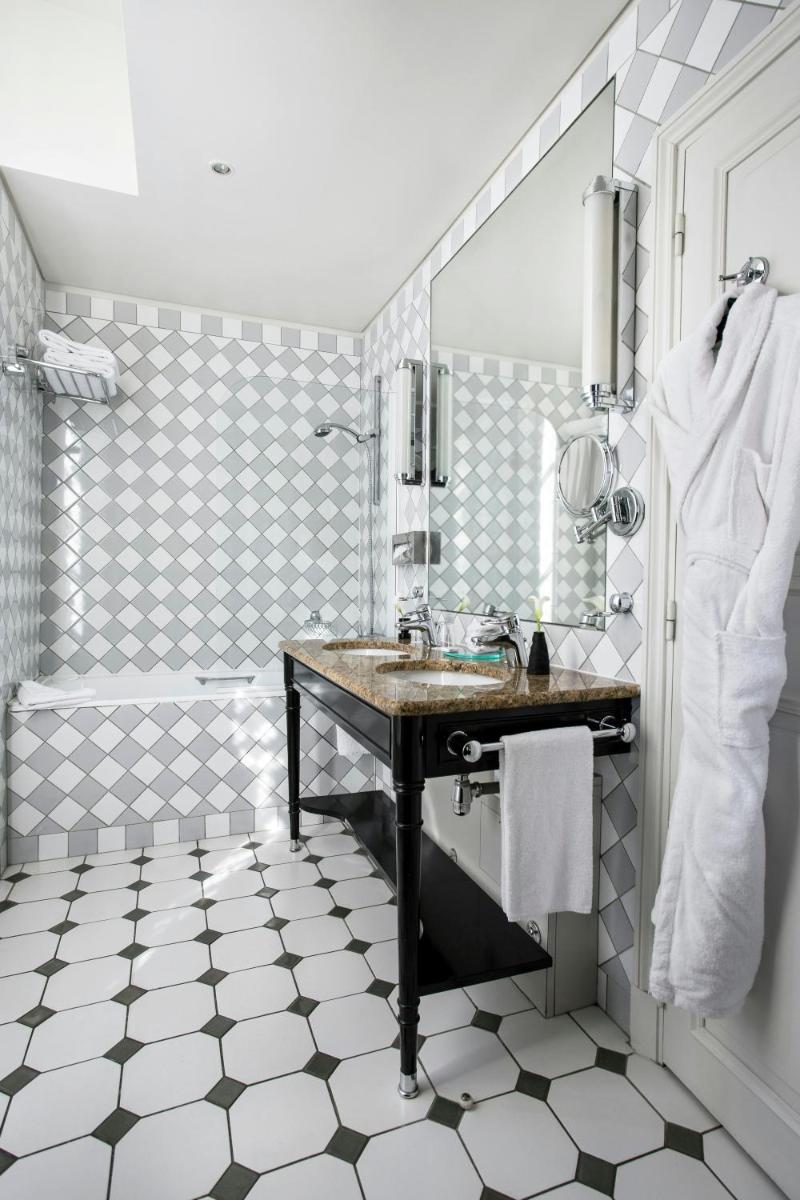 Salle de bains dans l'établissement Castille Paris – Starhotels Collezione