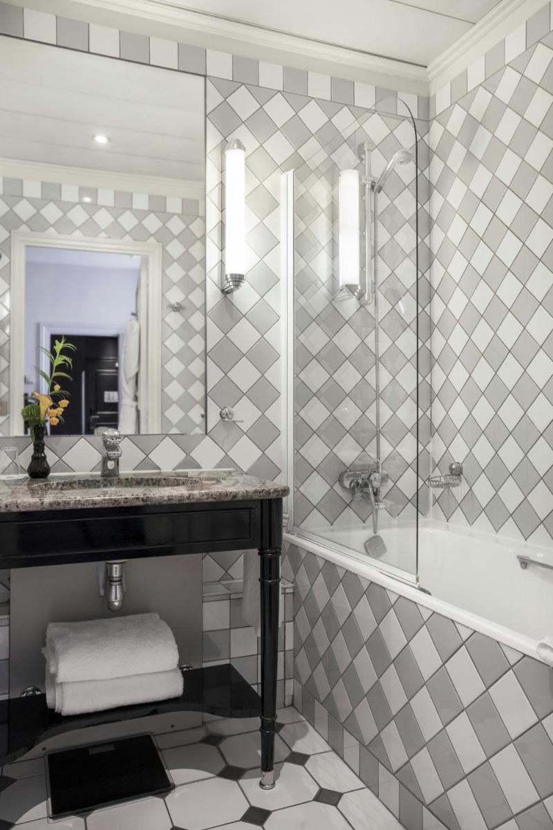 Salle de bains dans l'établissement Castille Paris – Starhotels Collezione