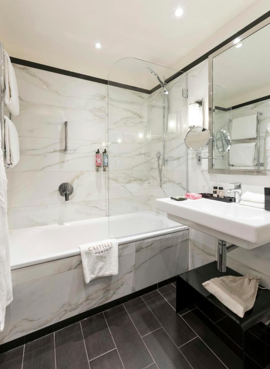 Salle de bains dans l'établissement Castille Paris – Starhotels Collezione
