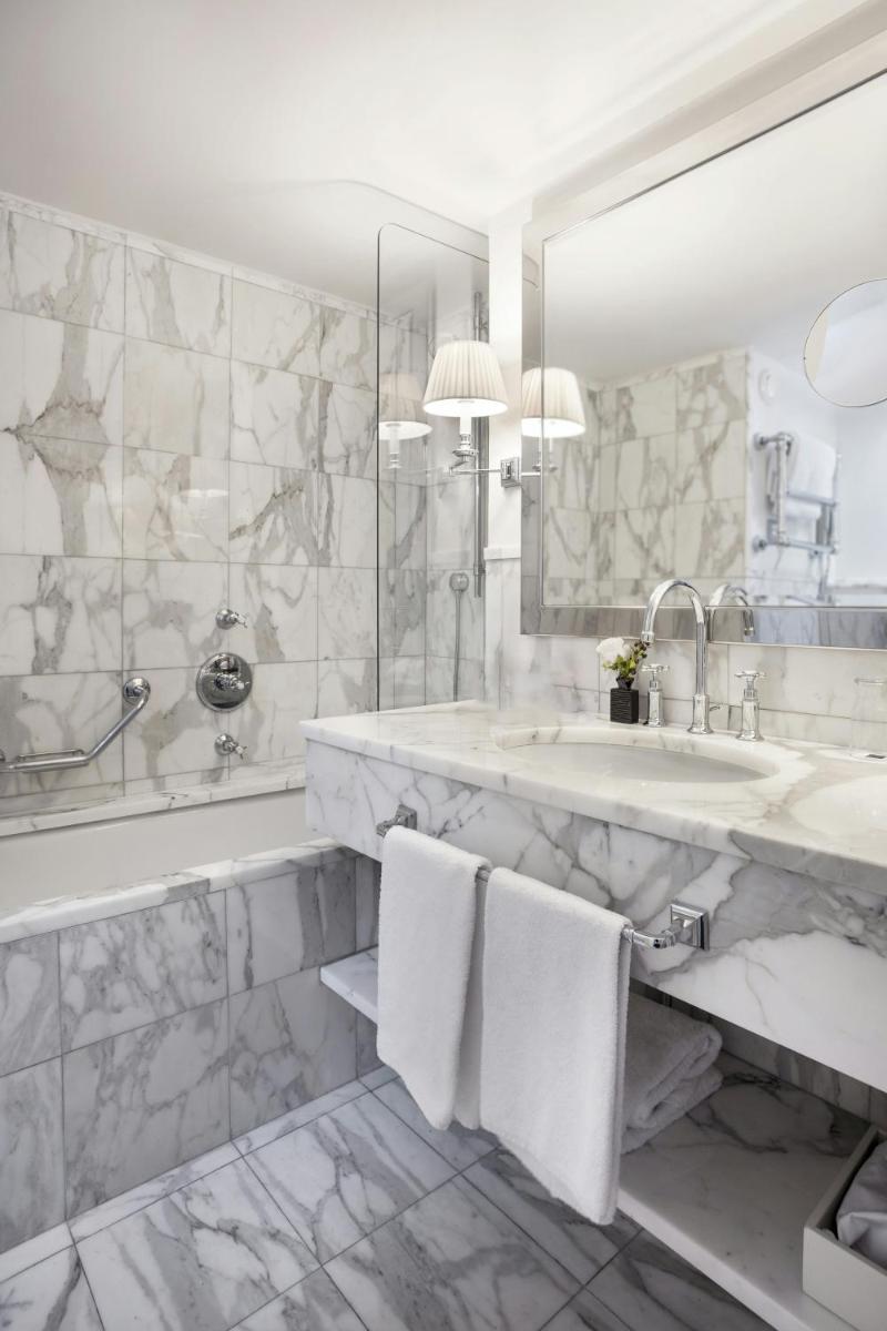 Salle de bains dans l'établissement Castille Paris – Starhotels Collezione