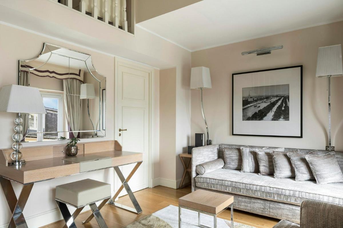 Coin salon dans l'établissement Castille Paris – Starhotels Collezione