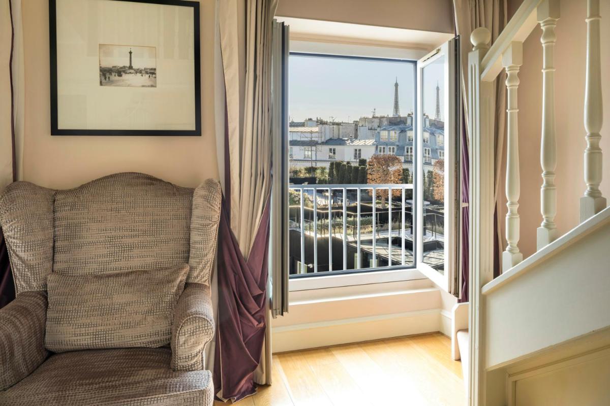 Coin salon dans l'établissement Castille Paris – Starhotels Collezione
