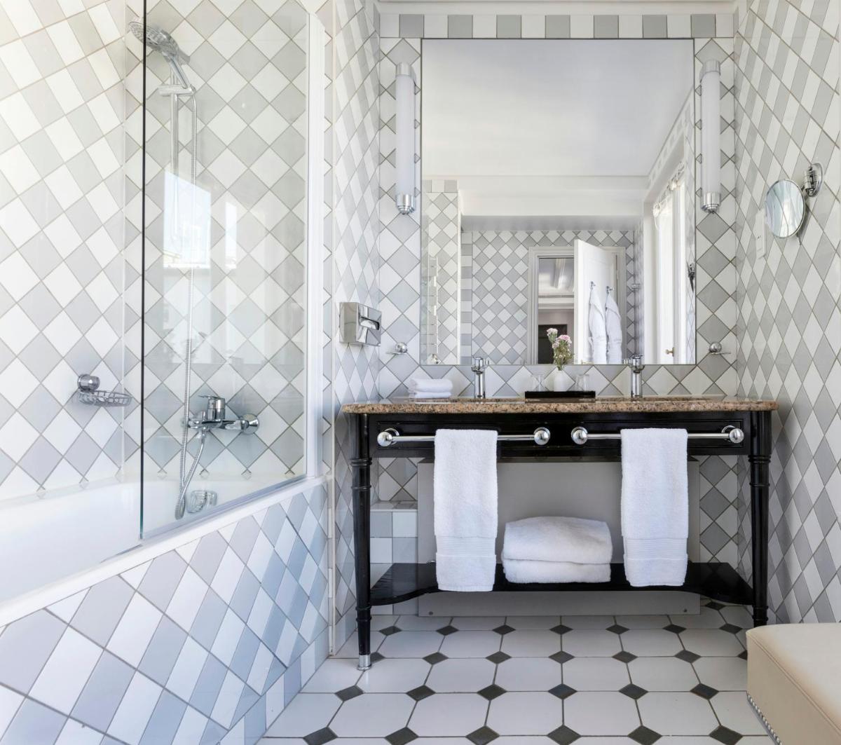 Salle de bains dans l'établissement Castille Paris – Starhotels Collezione