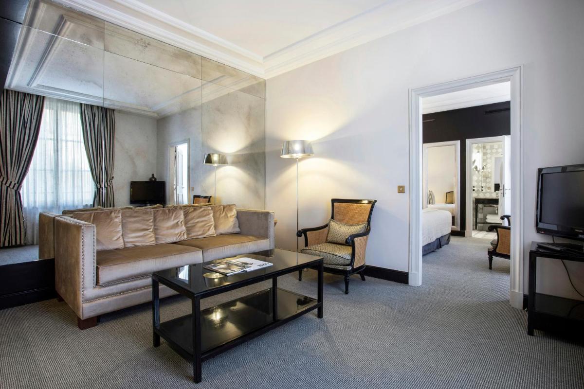 Télévision ou salle de divertissement dans l'établissement Castille Paris – Starhotels Collezione