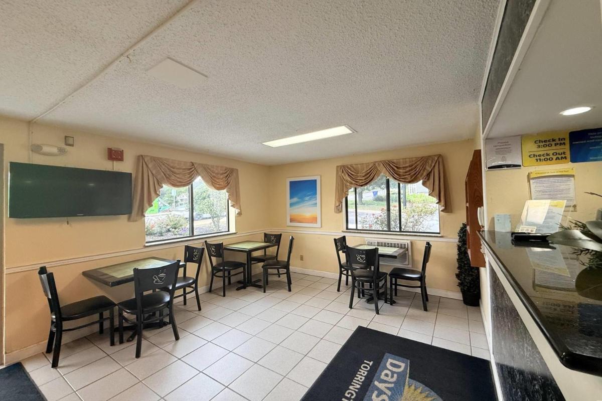 Days Inn by Wyndham Torrington - Housity
