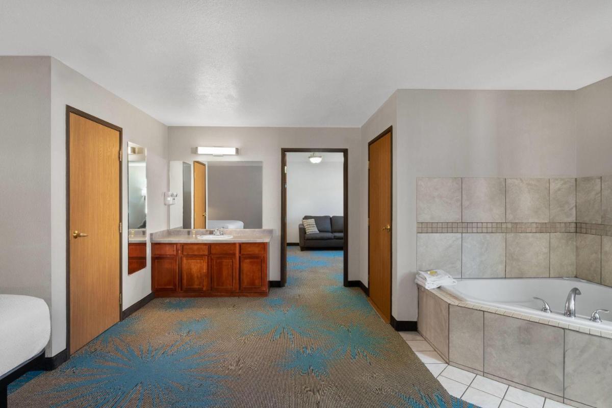 Days Inn by Wyndham Canon City - Housity