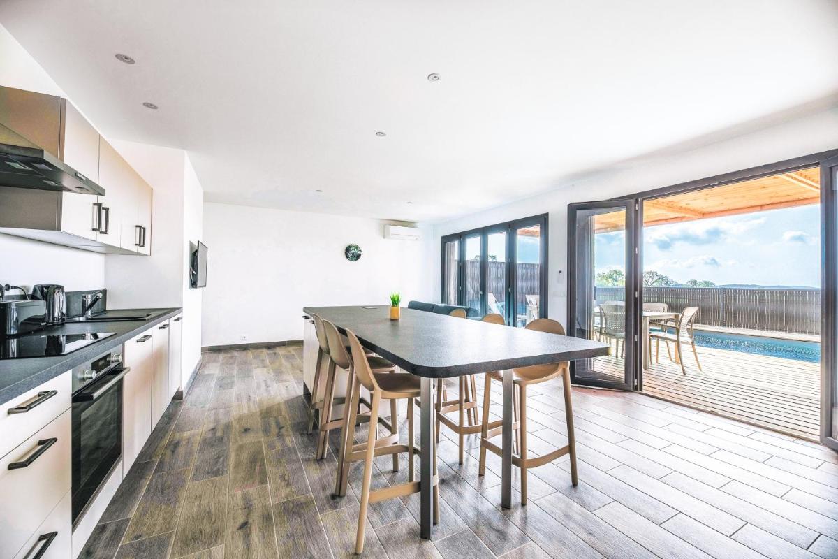 Cuisine ou kitchenette dans l'établissement Résidence Pierre & Vacances Premium Les Terrasses d'Arsella