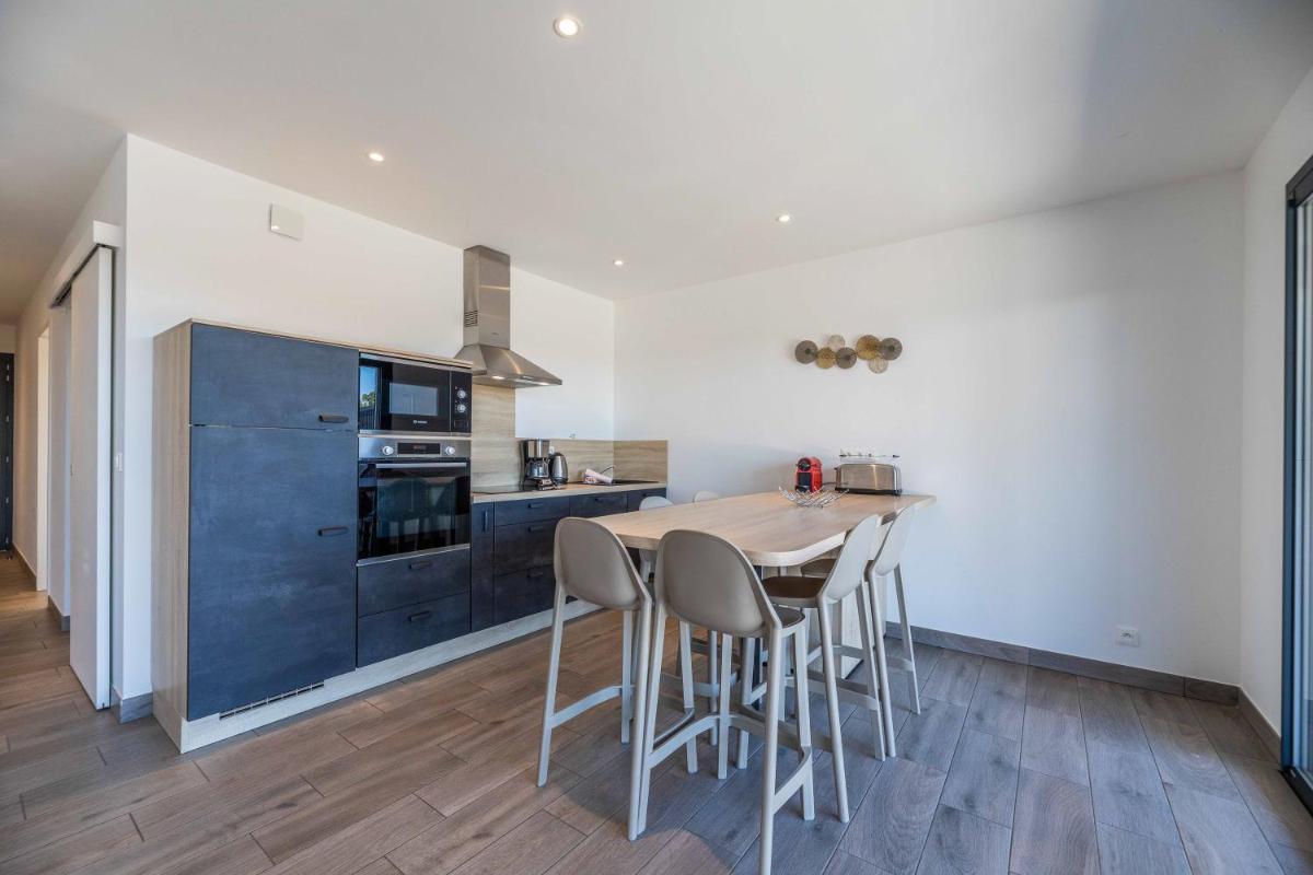 Cuisine ou kitchenette dans l'établissement Résidence Pierre & Vacances Premium Les Terrasses d'Arsella