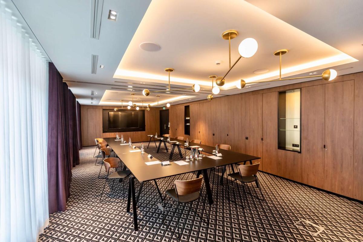 une salle de conférence avec une longue table et des chaises dans l'établissement Best Western Plus Crystal, Hotel,Bar & Spa, à Nancy