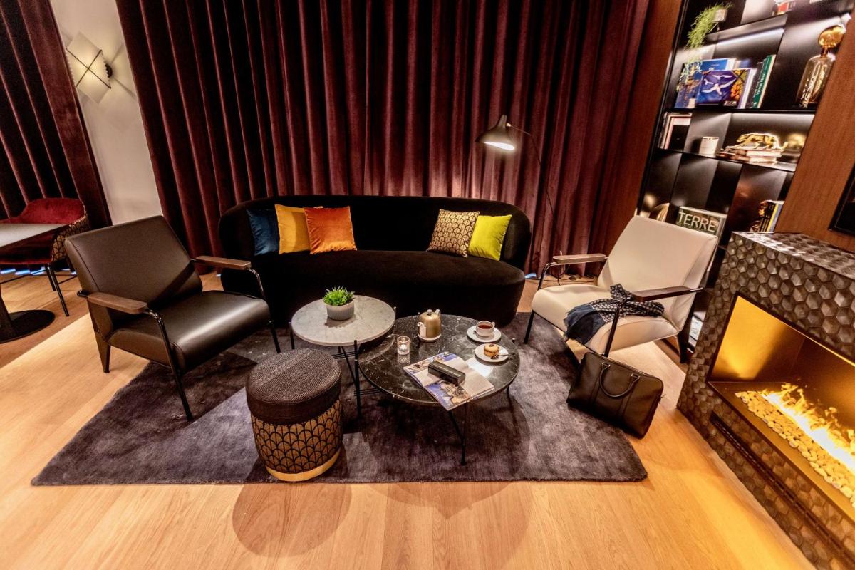 un salon avec un canapé et une cheminée dans l'établissement Best Western Plus Crystal, Hotel,Bar & Spa, à Nancy