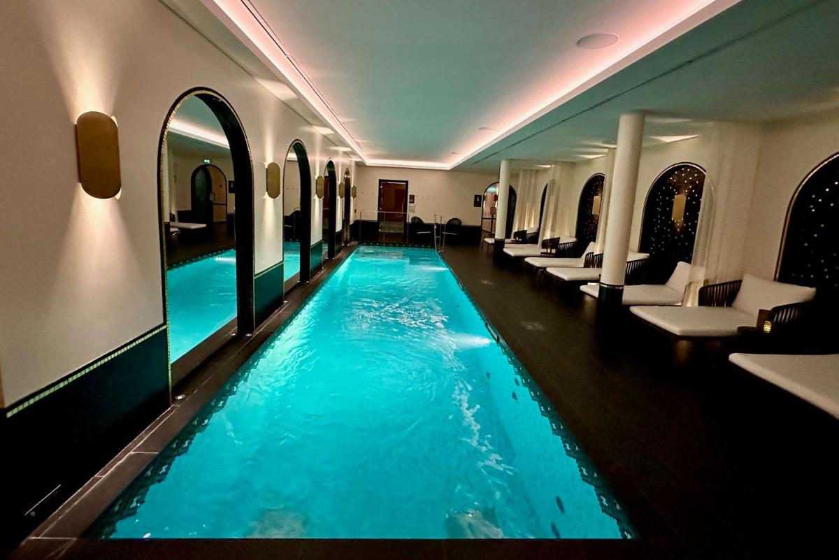 une grande piscine dans un hôtel avec des canapés dans l'établissement Best Western Plus Crystal, Hotel,Bar & Spa, à Nancy