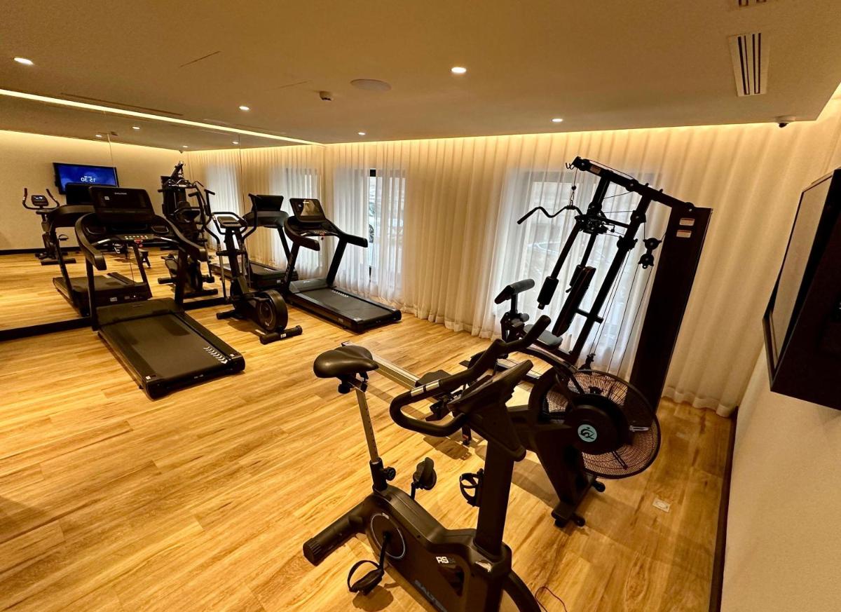 une salle de sport avec plusieurs vélos d'exercice dans une pièce dans l'établissement Best Western Plus Crystal, Hotel,Bar & Spa, à Nancy 92 autres photos