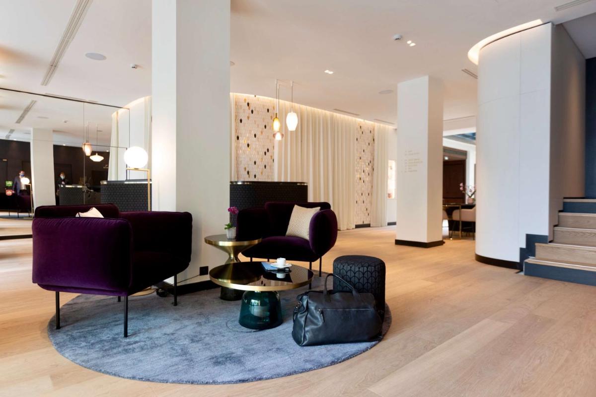 un hall d'entrée avec des chaises, une table et un escalier dans l'établissement Best Western Plus Crystal, Hotel,Bar & Spa, à Nancy