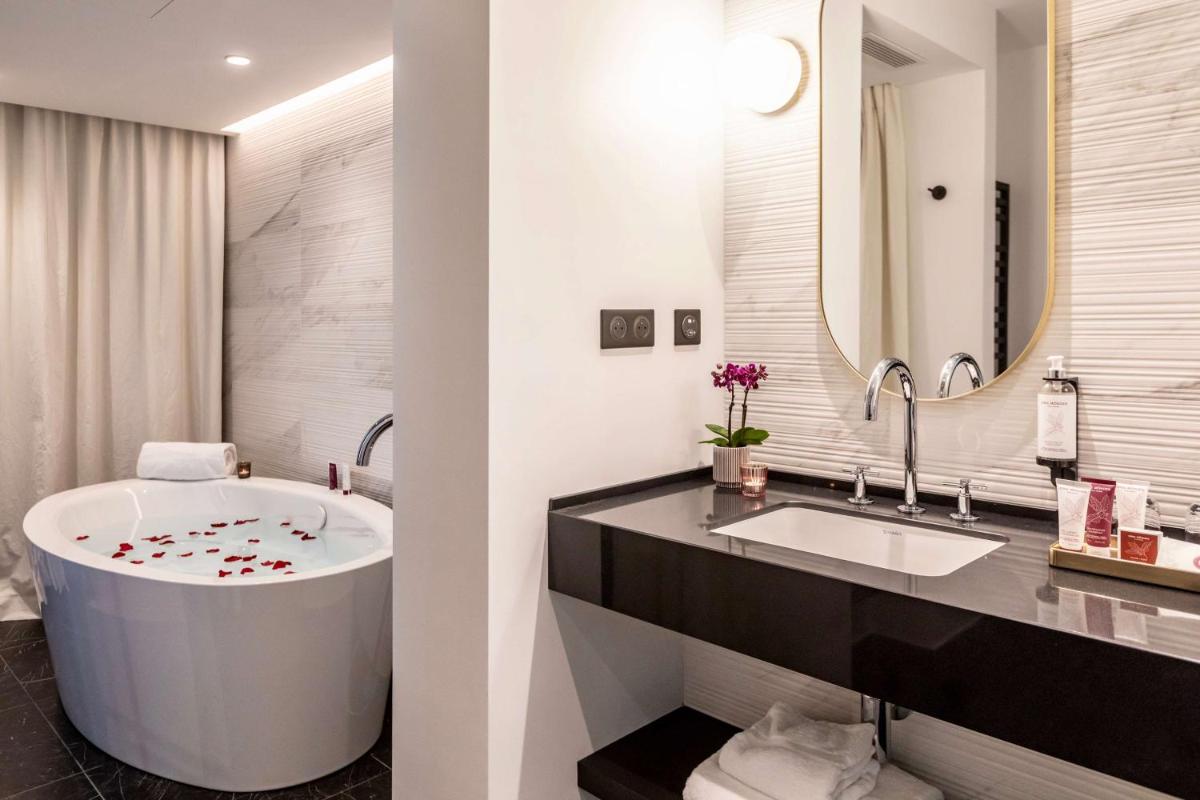 Salle de bains dans l'établissement Best Western Plus Crystal, Hotel,Bar & Spa
