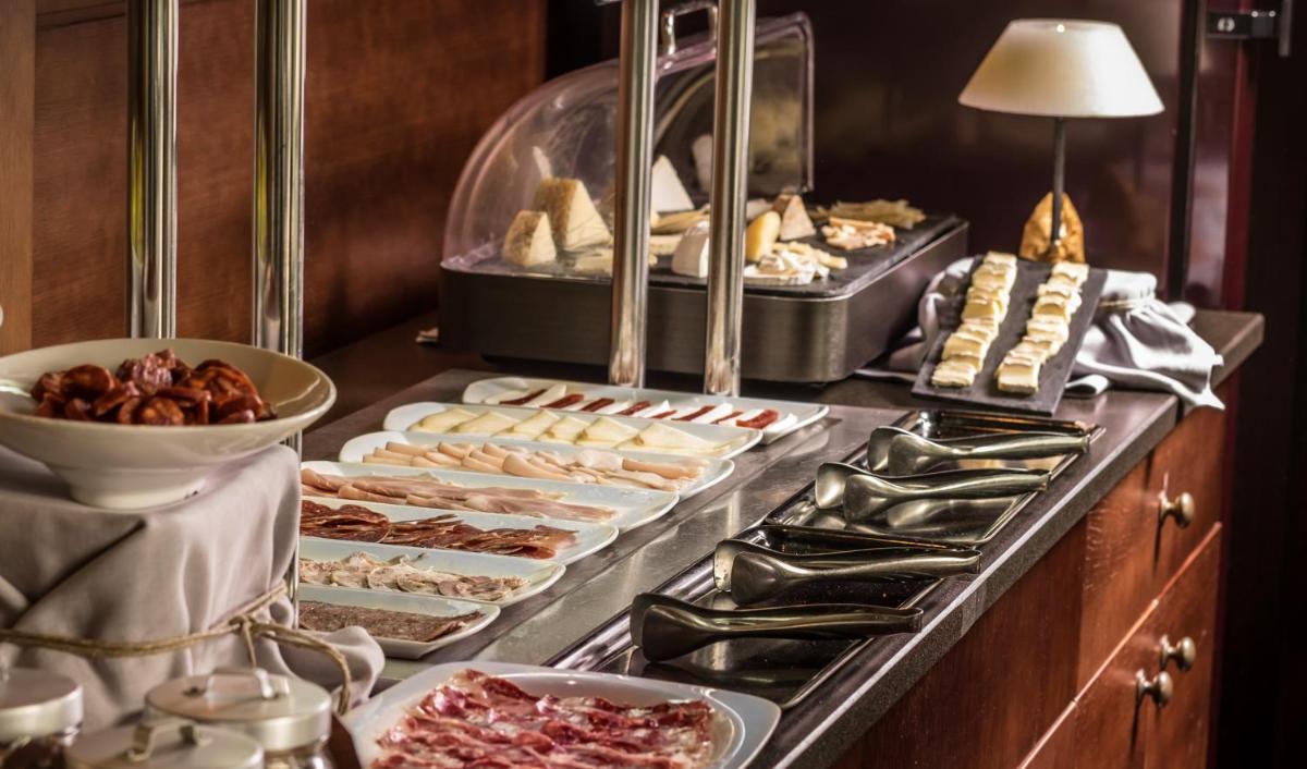 Comida en o cerca de este hotel