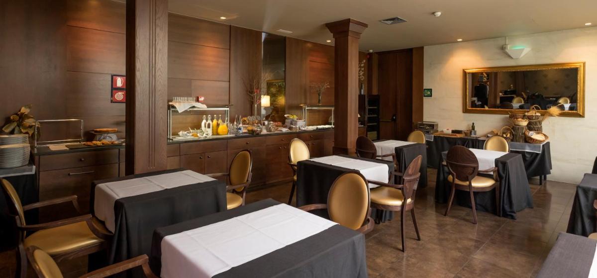 Un restaurante o sitio para comer en Balneario Font Vella- Adults Only