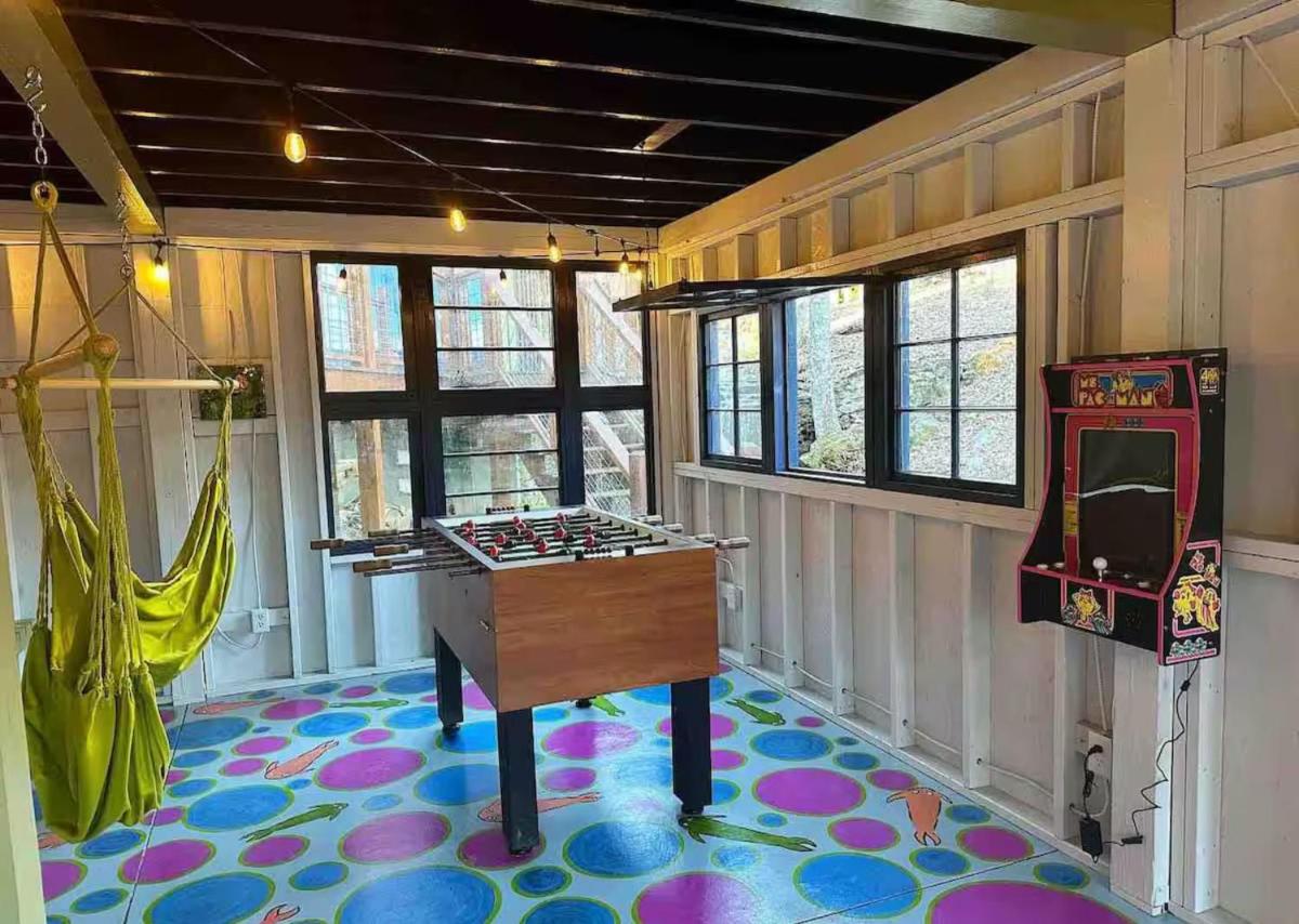 Blueberry Farm Cottage, Hot Tub, Creek, Game Room - Housity