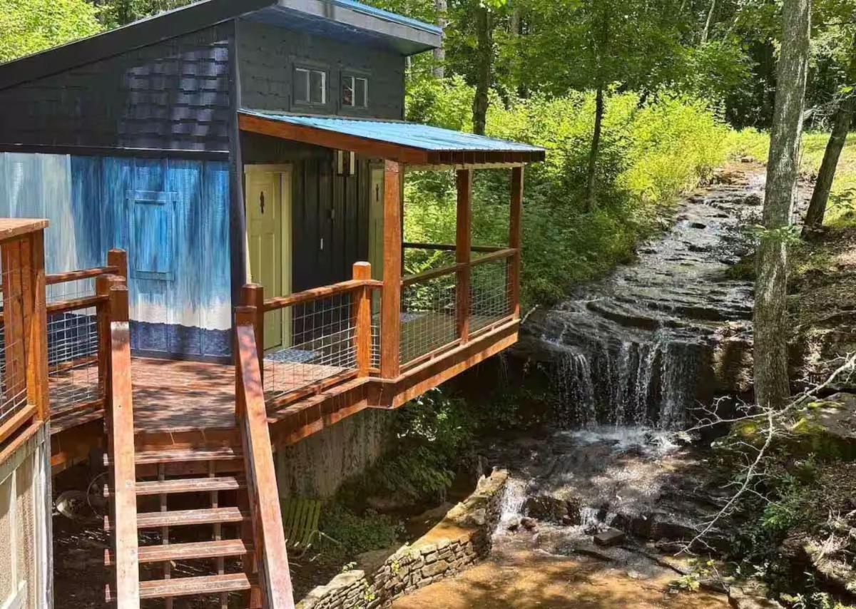 Blueberry Farm Cottage, Hot Tub, Creek, Game Room - Housity