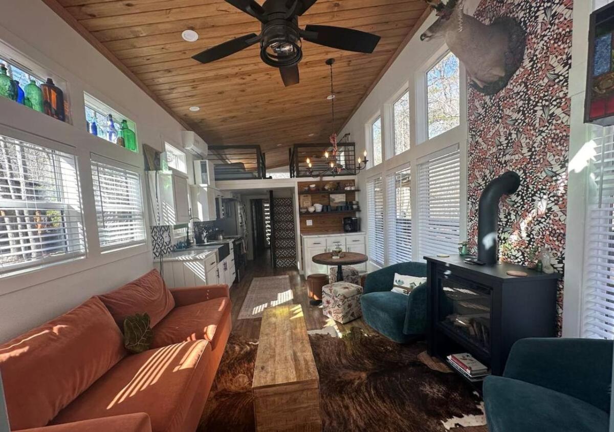 Blueberry Farm Cottage, Hot Tub, Creek, Game Room - Housity