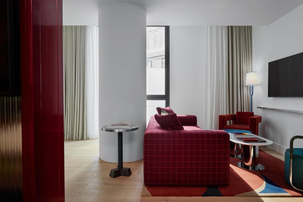 Ein Sitzbereich in der Unterkunft Kimpton Main Frankfurt by IHG