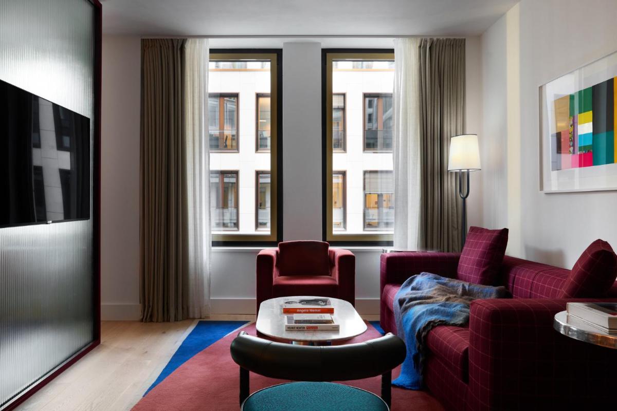 Ein Sitzbereich in der Unterkunft Kimpton Main Frankfurt by IHG