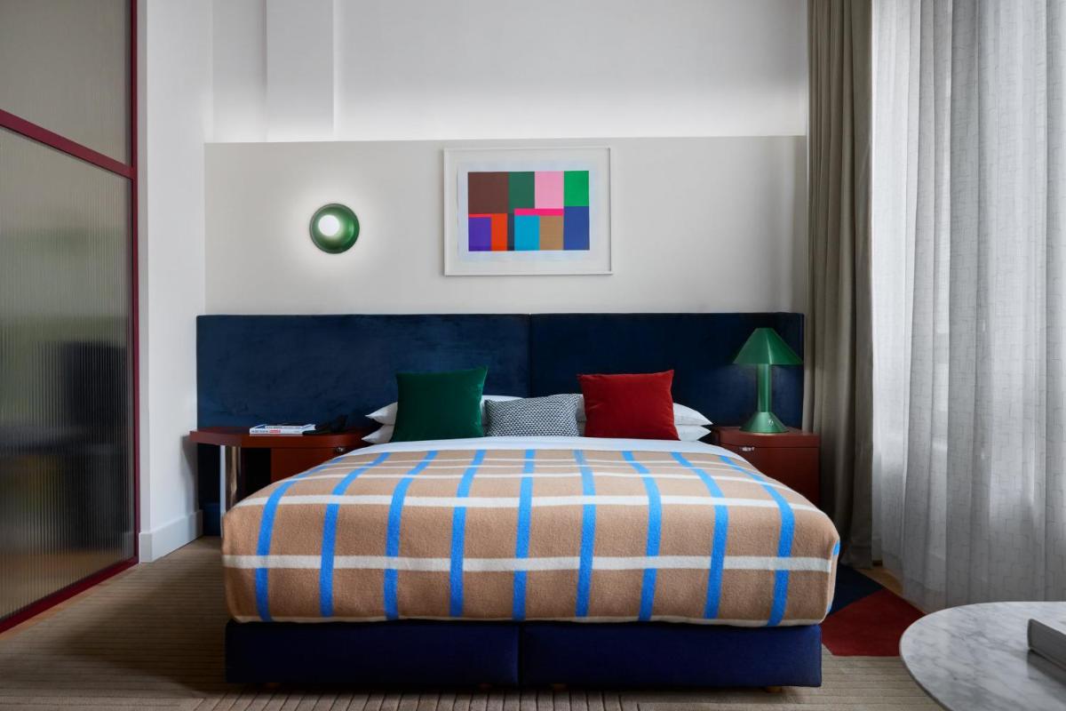 Ein Bett oder Betten in einem Zimmer der Unterkunft Kimpton Main Frankfurt by IHG