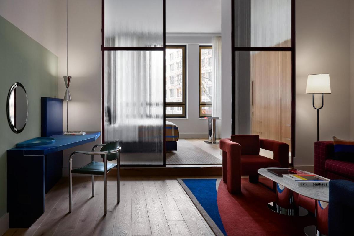 ein Wohnzimmer mit Sofa und Tisch in der Unterkunft Kimpton Main Frankfurt by IHG in Frankfurt am Main