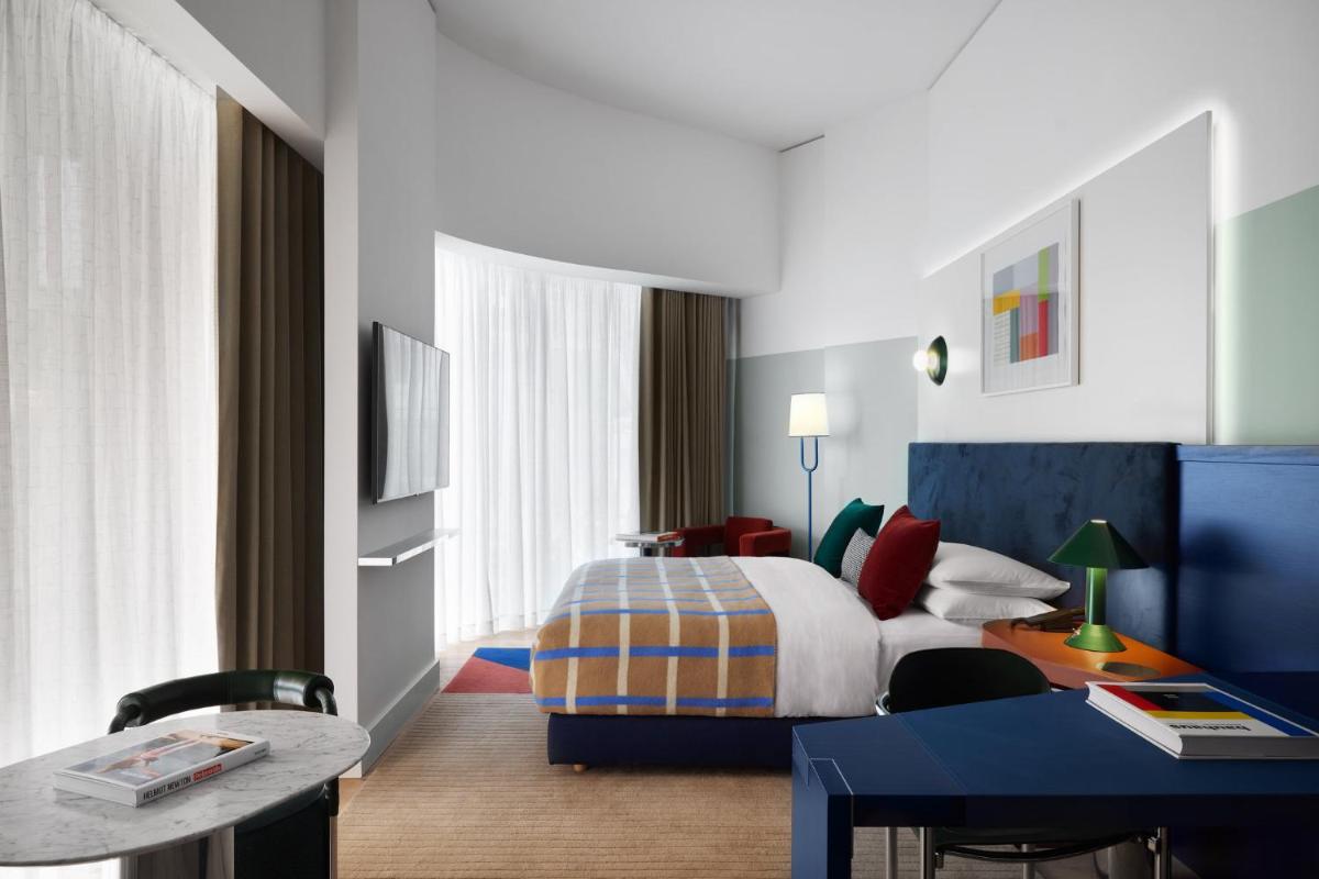 Ein Bett oder Betten in einem Zimmer der Unterkunft Kimpton Main Frankfurt by IHG