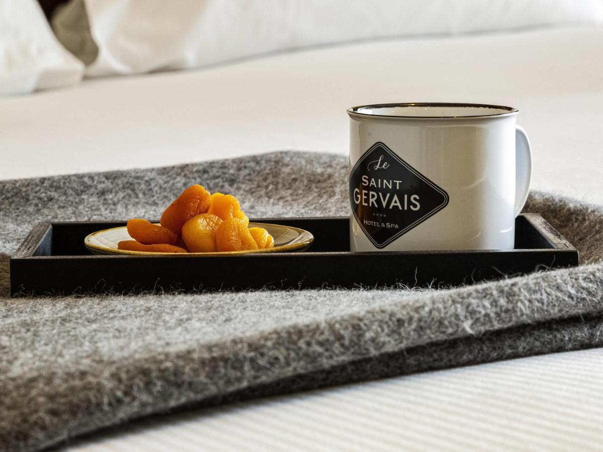 une assiette d'oranges sur un plateau à côté d'une tasse dans l'établissement Le Saint Gervais Hotel & Spa Handwritten Collection, à Saint-Gervais-les-Bains