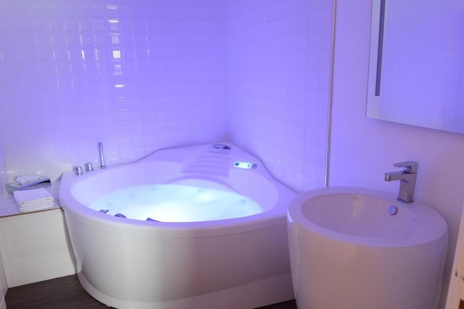 Salle de bains dans l'établissement Domaine de Joinville & Spa