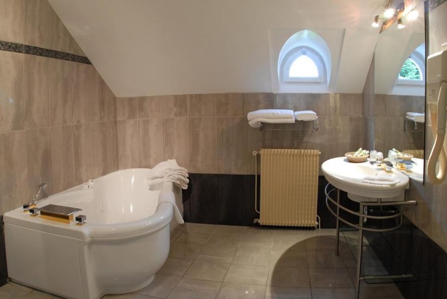 Salle de bains dans l'établissement Domaine de Joinville & Spa