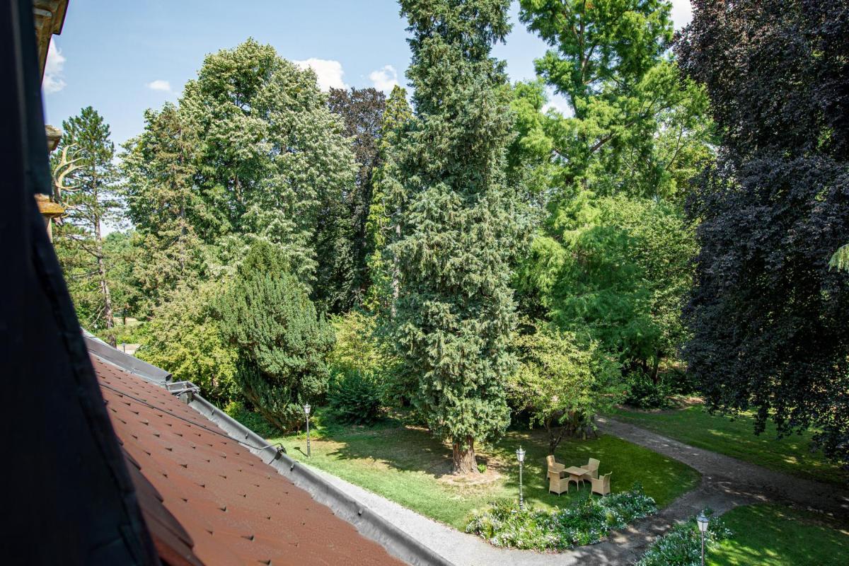 Ein Garten an der Unterkunft Wald & Schlosshotel Friedrichsruhe
