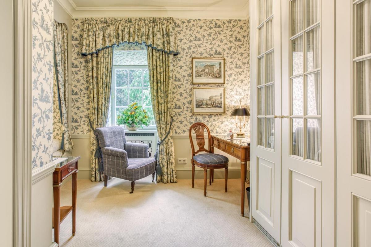 Ein Sitzbereich in der Unterkunft Wald & Schlosshotel Friedrichsruhe