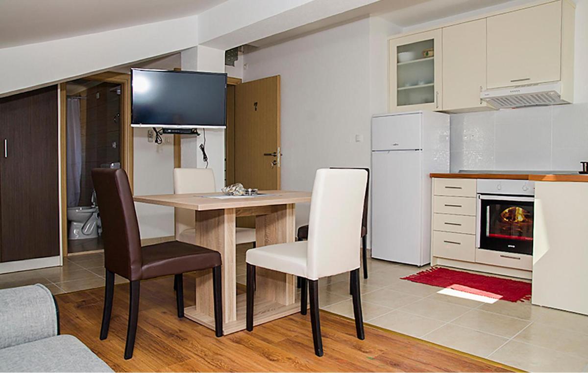 Beautiful Apartment In Sreser With Wifi - Housity