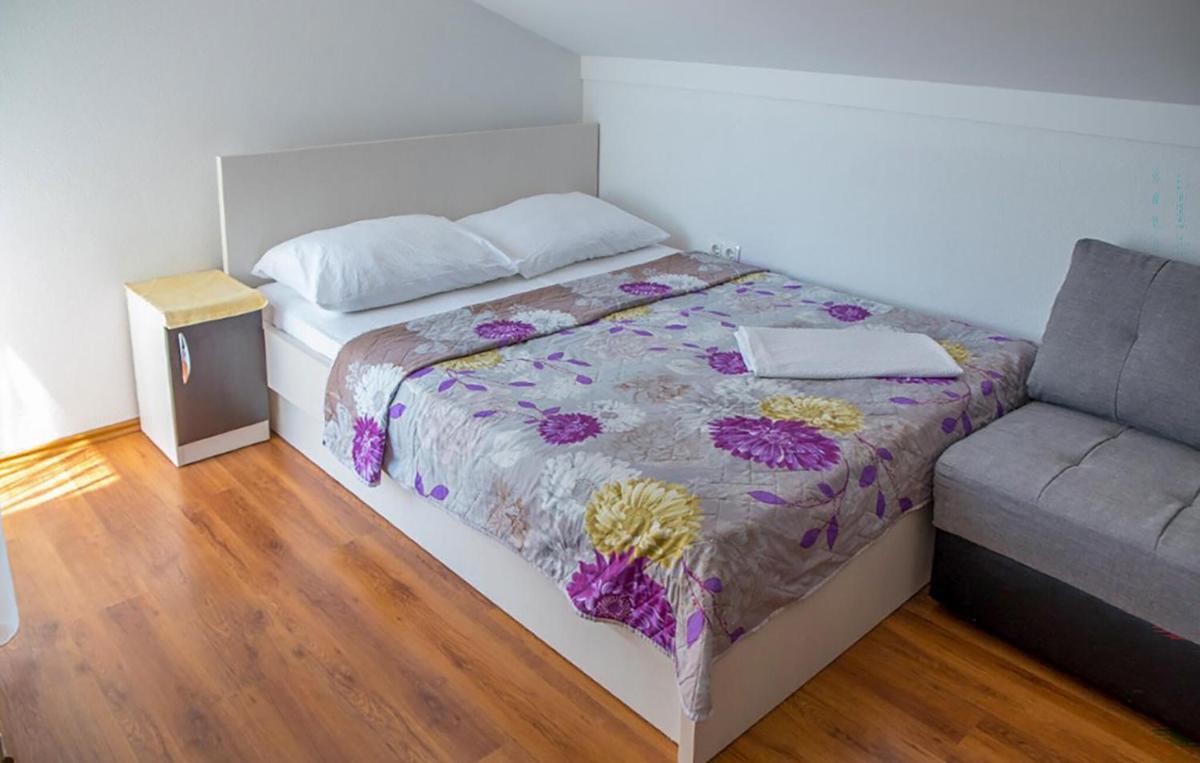 Beautiful Apartment In Sreser With Wifi - Housity