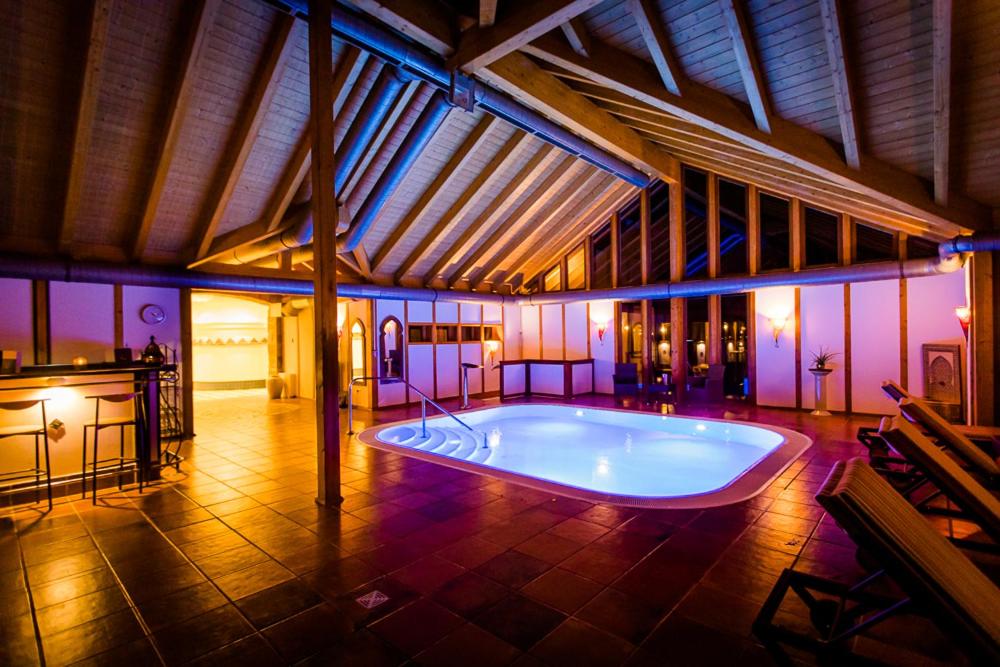 Schlosshotel Weyberhöfe - Housity