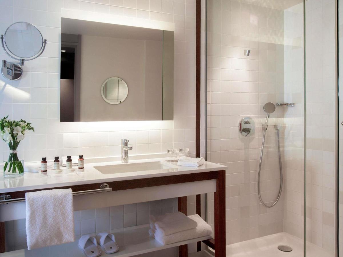 Salle de bains dans l'établissement Pullman Cannes Mandelieu