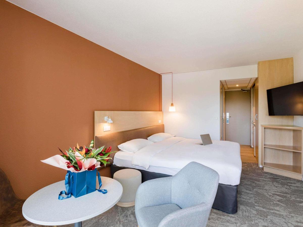 Télévision ou salle de divertissement dans l'établissement ibis Styles Aix les Bains Domaine de Marlioz