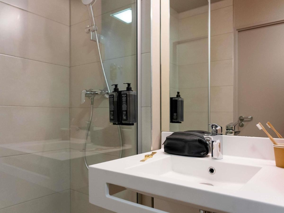 Salle de bains dans l'établissement ibis Styles Aix les Bains Domaine de Marlioz