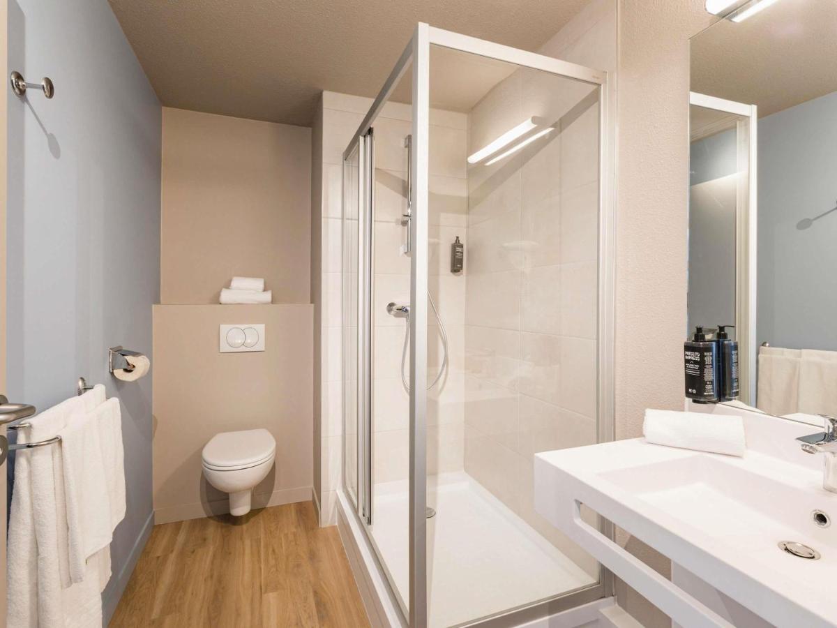 Salle de bains dans l'établissement ibis Styles Aix les Bains Domaine de Marlioz