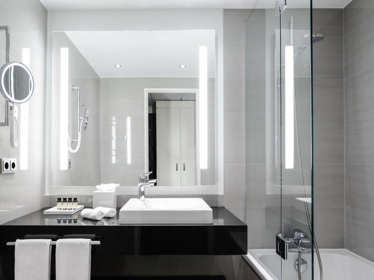 Ein Badezimmer in der Unterkunft Pullman Berlin Schweizerhof