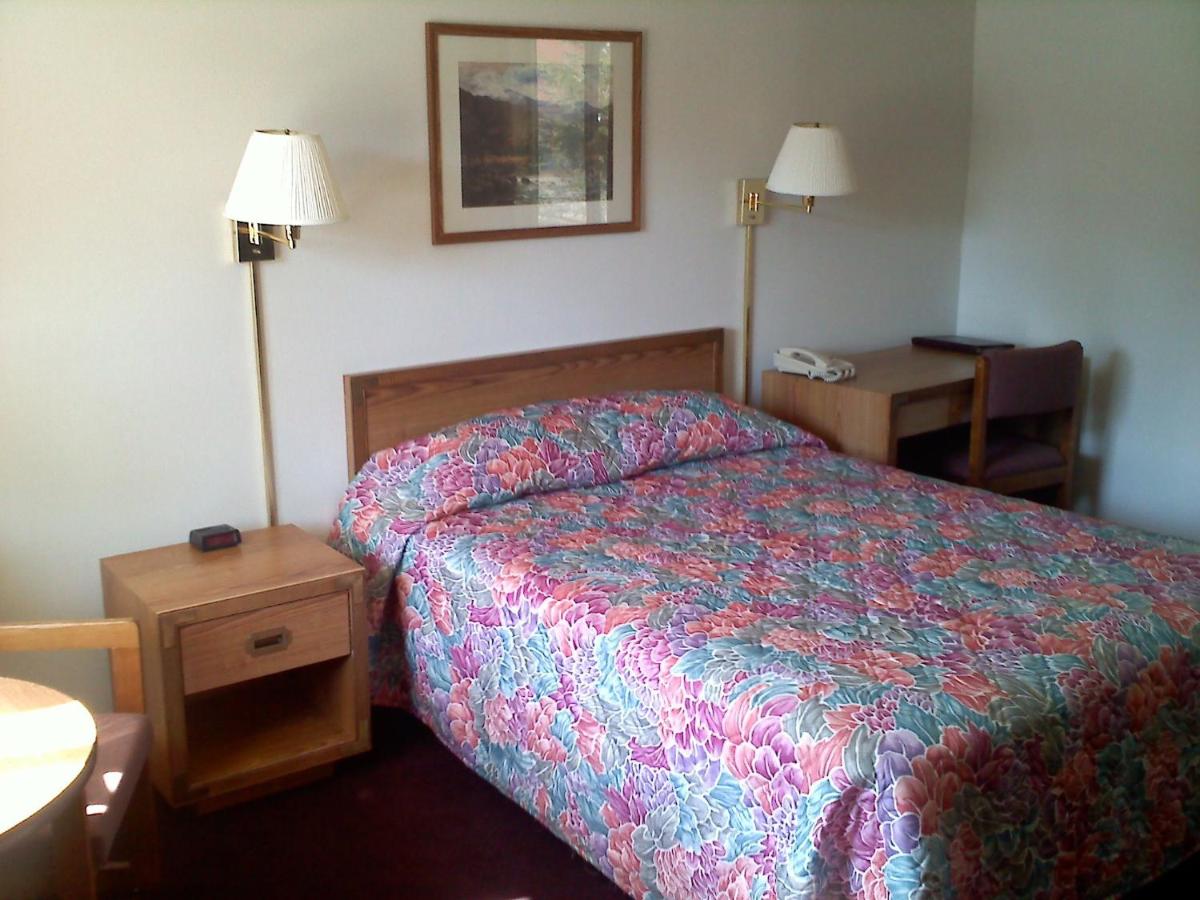 Carriage House Motor Inn - Housity