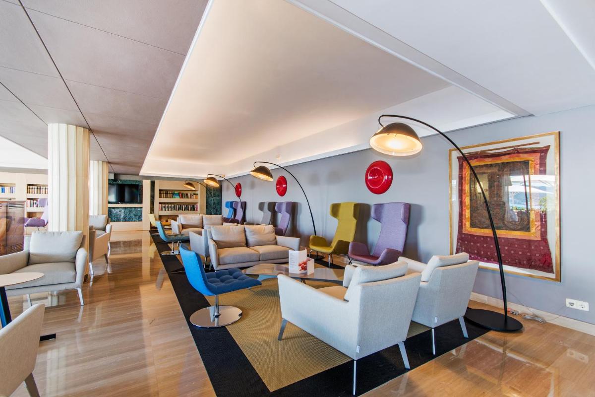 Un vestíbulo con sillas y una sala de espera. en Hotel Coronado Thalasso & Spa, en Paguera