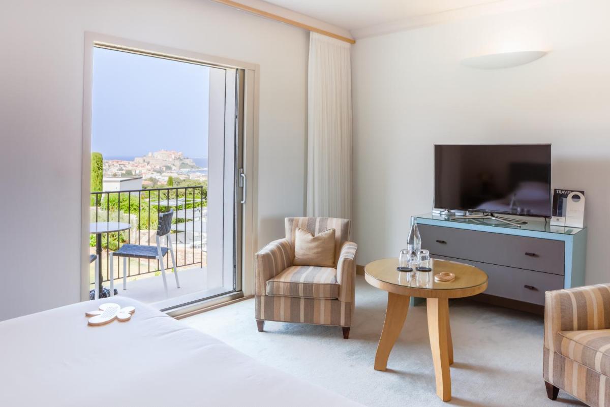 Télévision ou salle de divertissement dans l'établissement La Villa Calvi