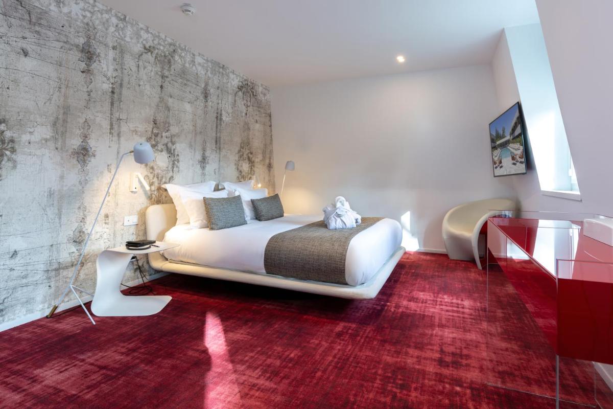 Un ou plusieurs lits dans un hébergement de l'établissement Hôtel Spa Restaurant Villa Castellane