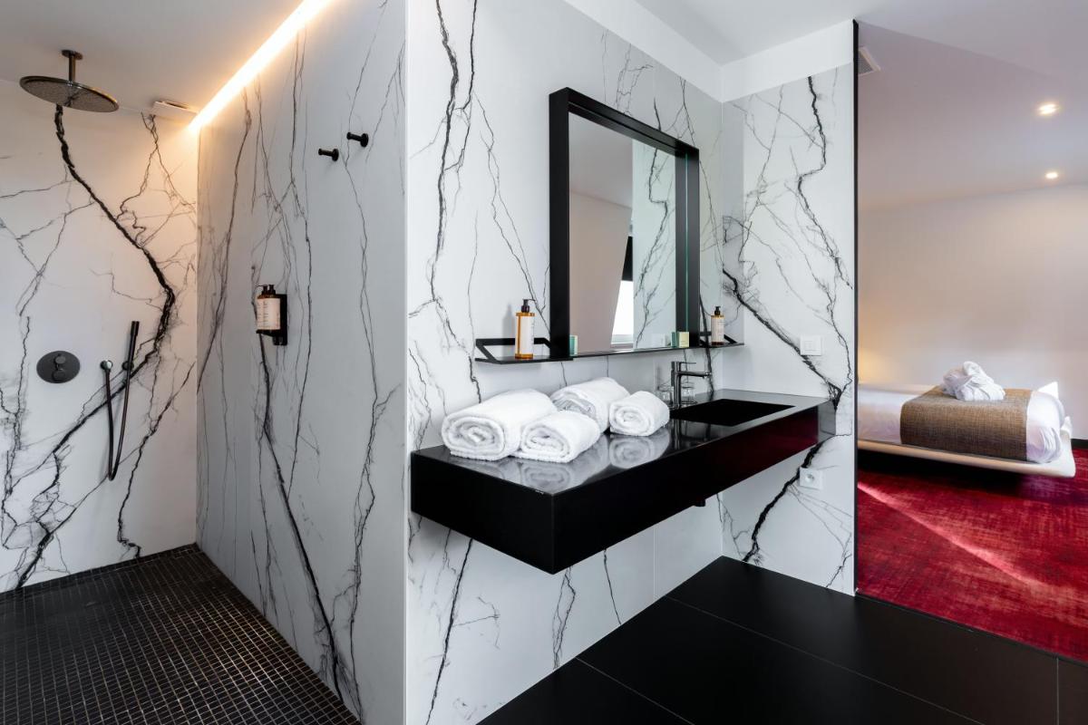Un ou plusieurs lits dans un hébergement de l'établissement Hôtel Spa Restaurant Villa Castellane