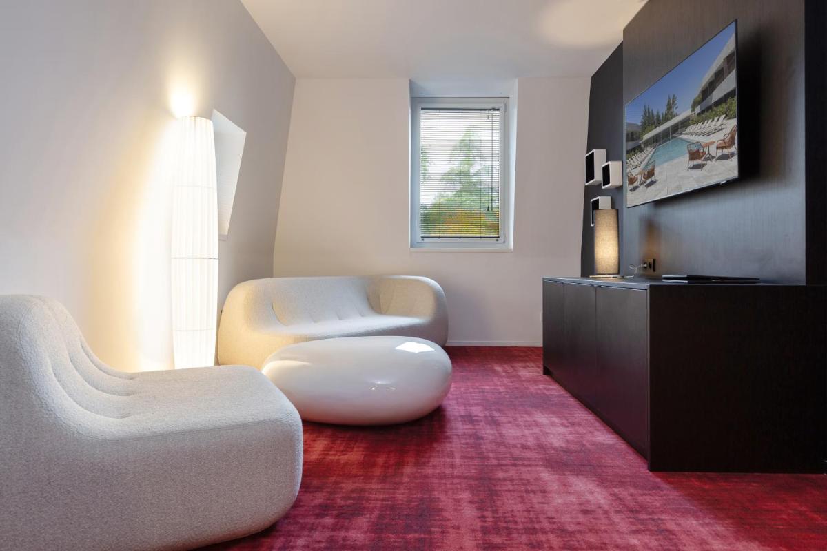Télévision ou salle de divertissement dans l'établissement Hôtel Spa Restaurant Villa Castellane