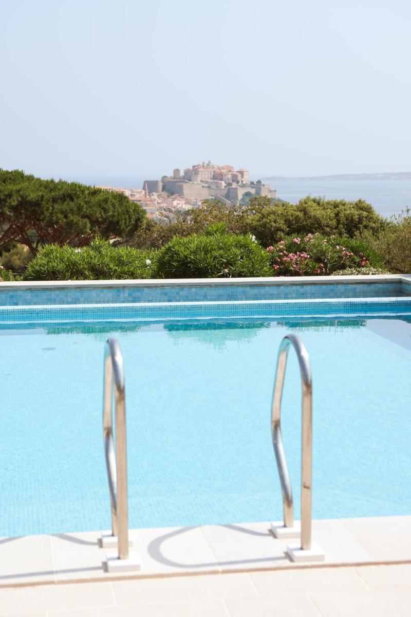 Piscine de l'établissement La Villa Calvi ou située à proximité