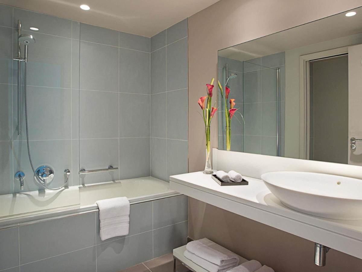 Salle de bains dans l'établissement Cures Marines Hotel Thalasso & Spa Trouville - MGallery Collection